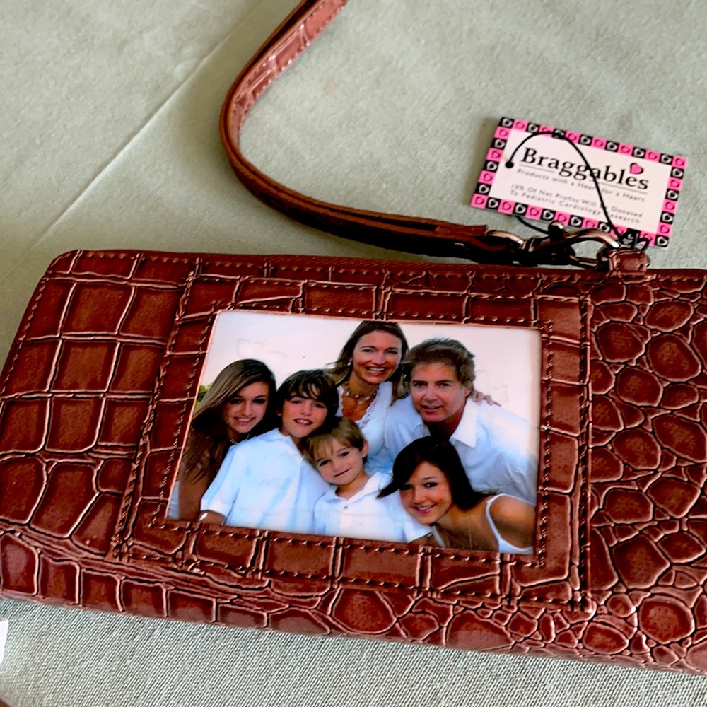 NEW WALLET. WET CROCO COCOA ZIP POCKET ON BACK